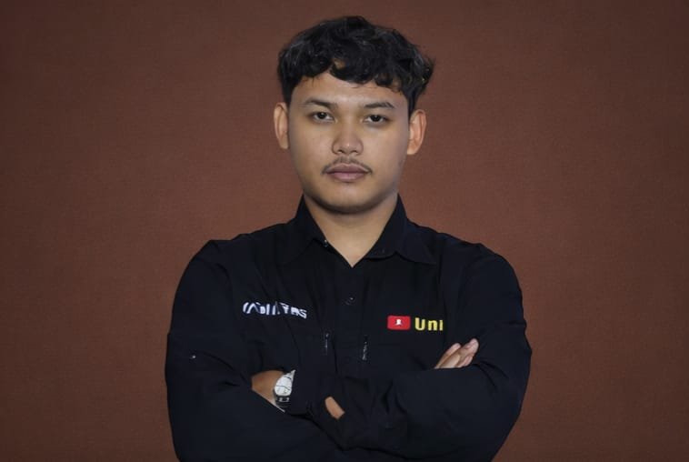 Gaun malam elegan di padang rumput saat senja.