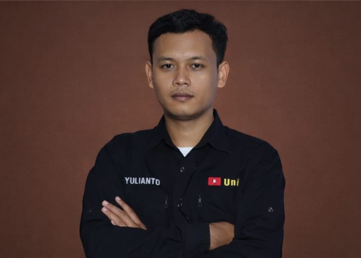 Burung kardinal merah bertengger di dahan bersalju saat musim dingin.