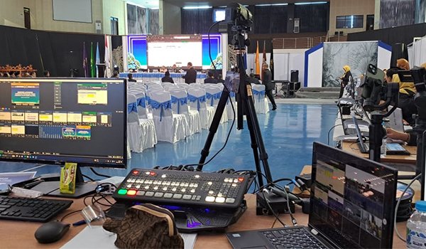 Ayam goreng renyah berwarna cokelat keemasan di piring putih.