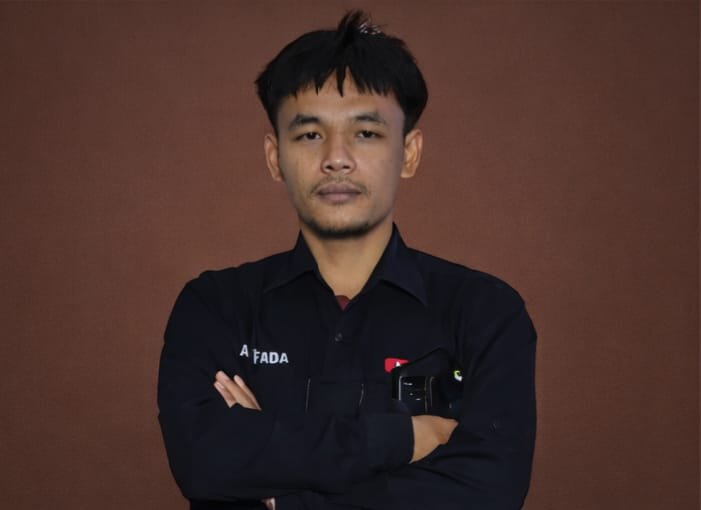 Orang memegang kembang api berkilauan di malam hari.