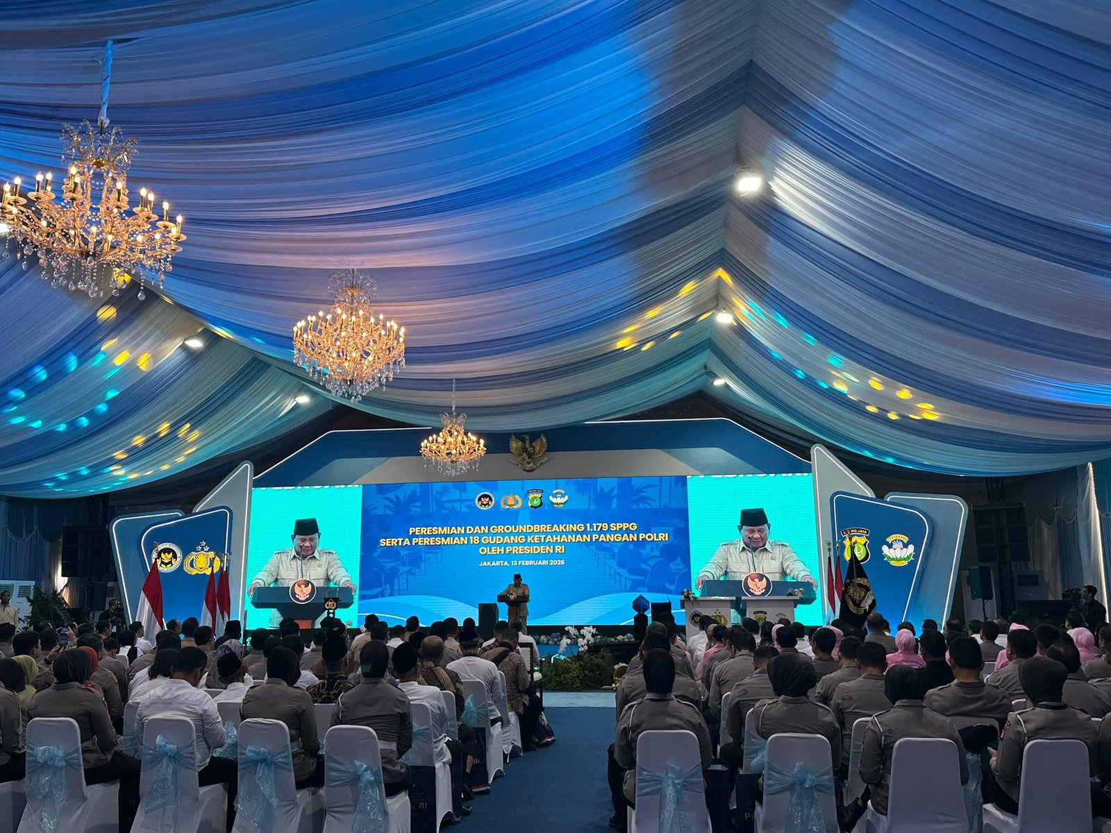 Patung hati perunggu gelap dengan tekstur detail, memancarkan kekuatan tenang.