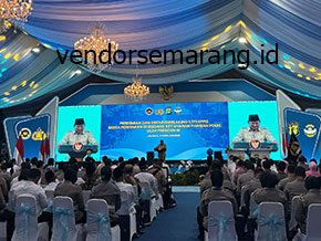 Orang memeriksa dokumen di meja kantor Seseorang meninjau dokumen di meja kantor yang cerah.