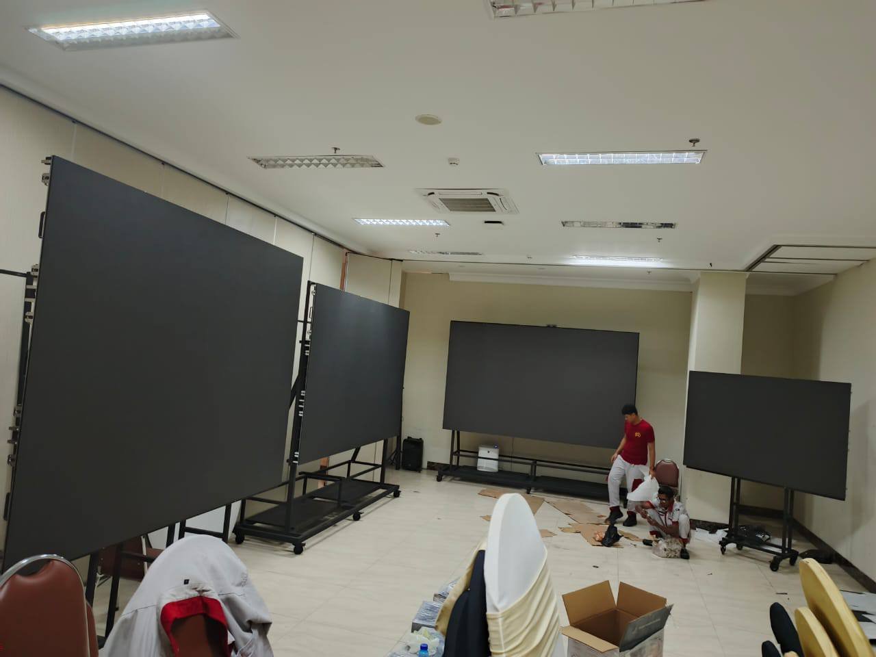 Vendor Tradisional Sajikan Makanan Khas Semarang Vendor berpakaian tradisional Indonesia menyajikan makanan khas di Semarang.