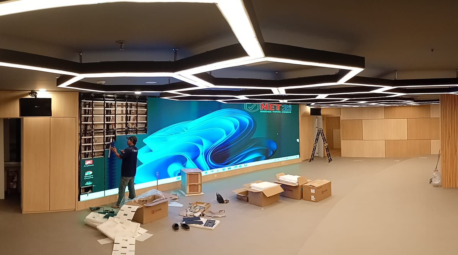 Layar video depan yang cerah menampilkan presentasi dinamis, menarik perhatian pengunjung di acara.